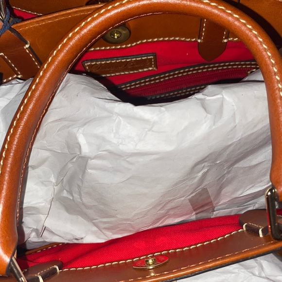Dooney&Bourke Large white Barlow w/ smoking red interior 🤍🤍NWT - Picture 11 of 16
